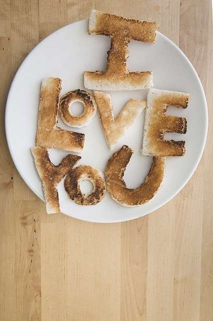 Colazione romantica con pane tostato