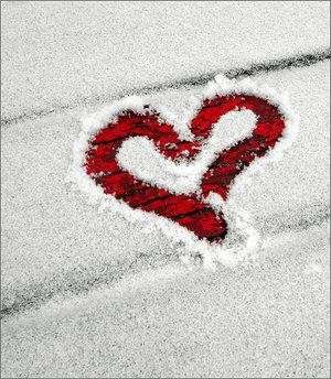 Cuore rosso sulla neve