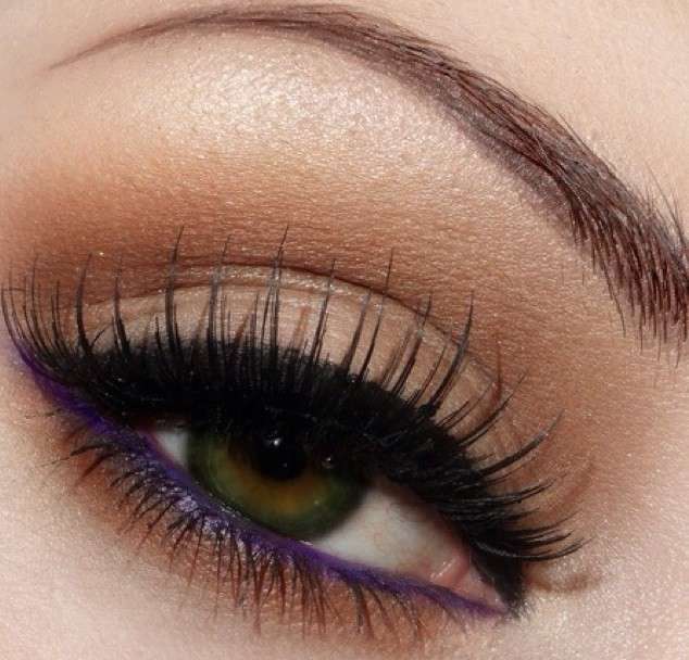 Eyeliner nero e viola per occhi verdi