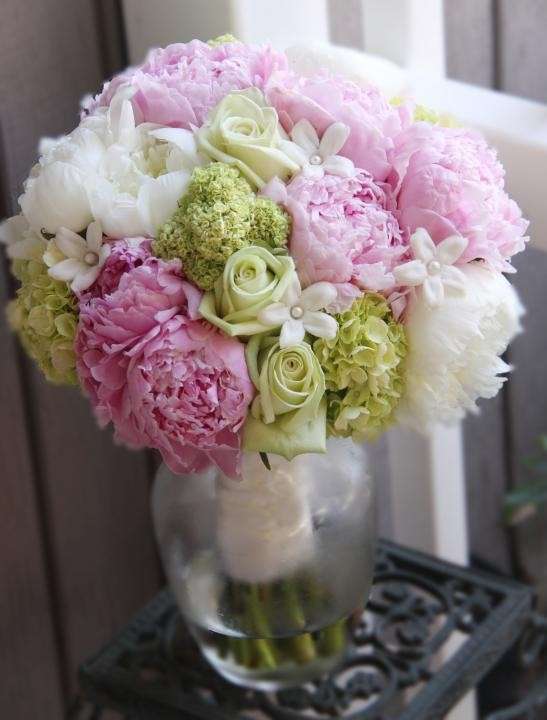 Peonie e ortensie con bouquet