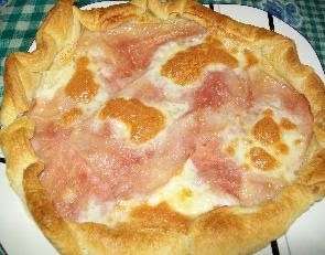 Torta salata al prosciutto e mozzarella