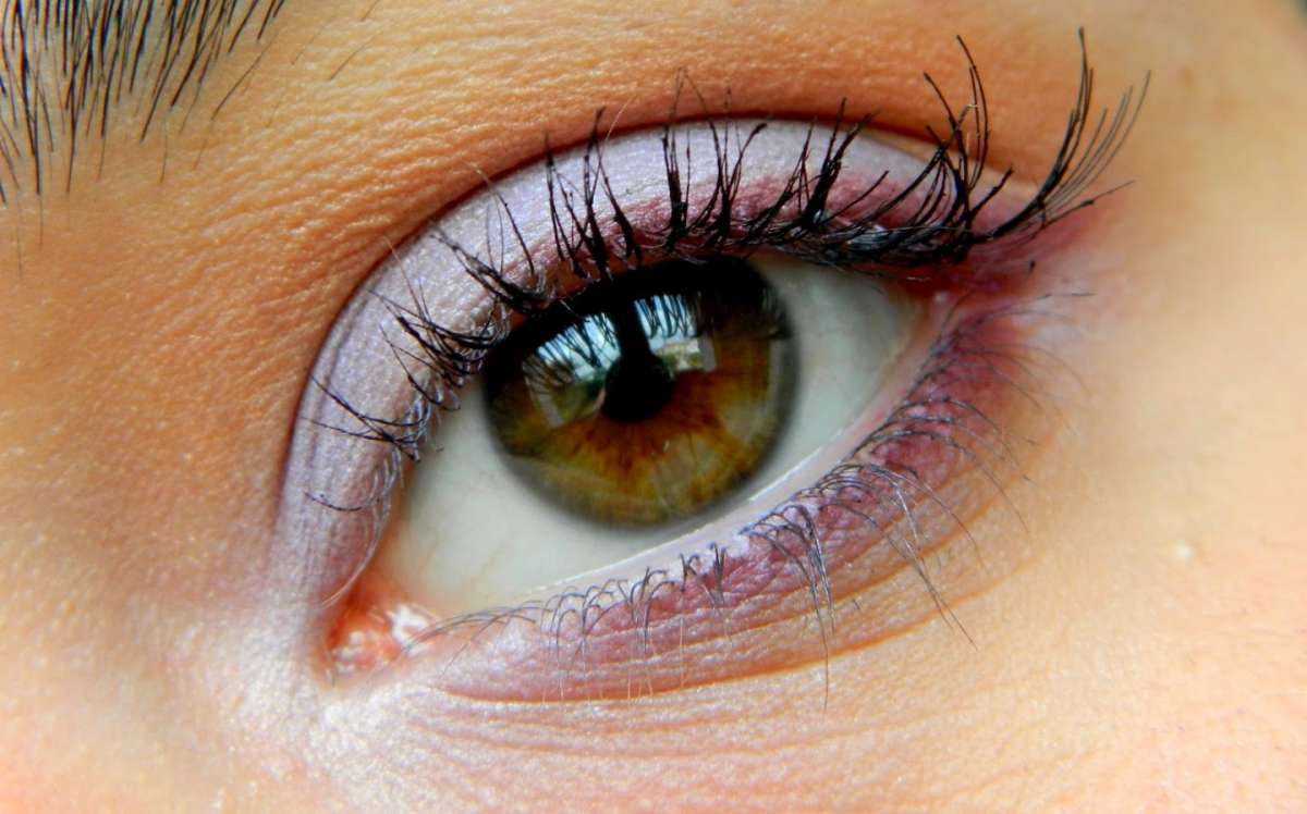 Trucco con ombretto rosa per occh verdi