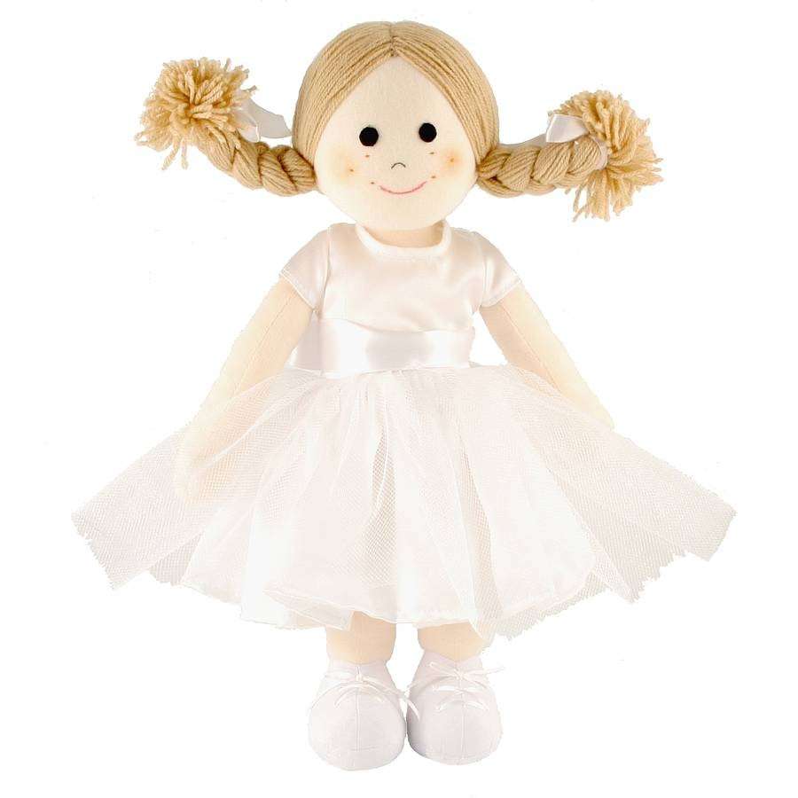 Bambola di pezza con abito bianco