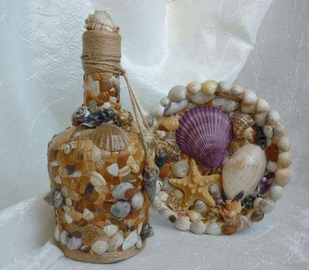 Bottiglia decorata con conchiglie