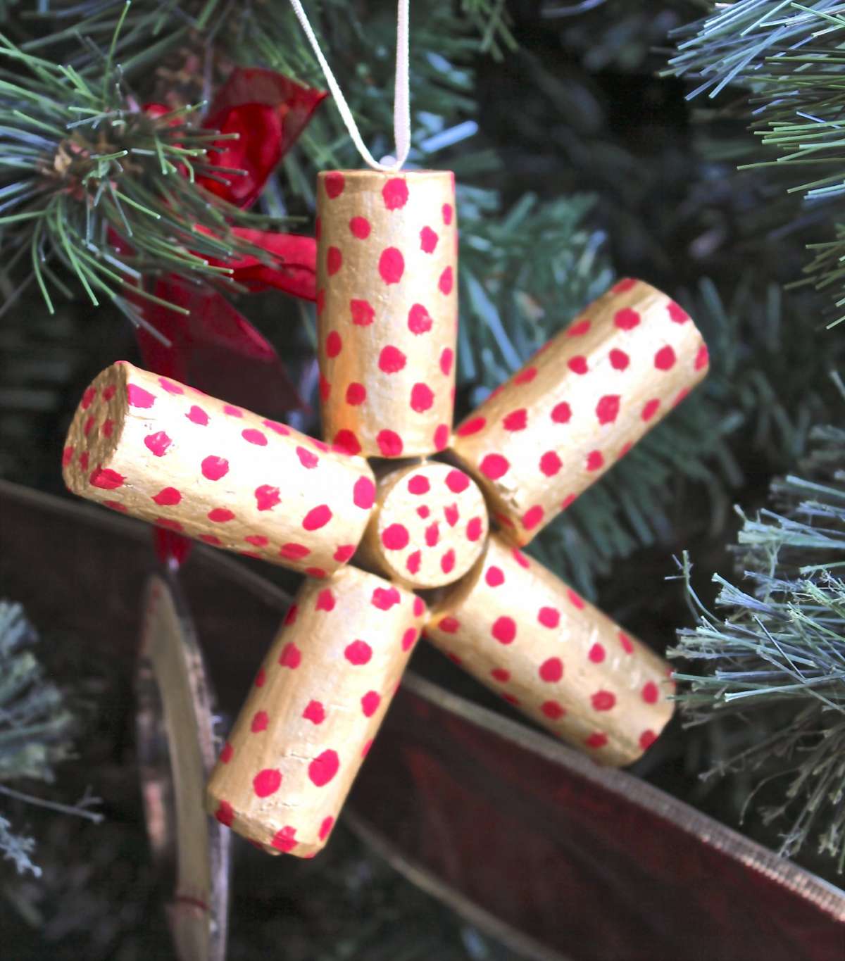 Decorazione per l'alberello con tappi