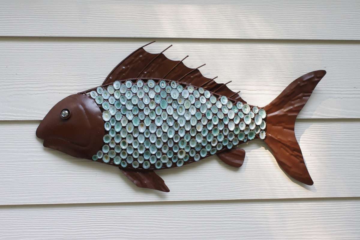 Pesce decorato con conchiglie
