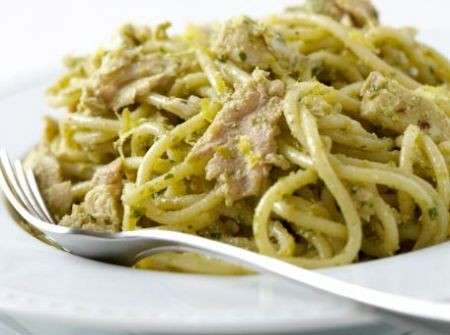 Spaghetti con tonno e pesto