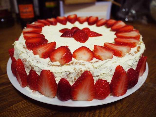 Angel cake con fragole fresche