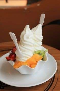 Gelato allo yogurt e frutta
