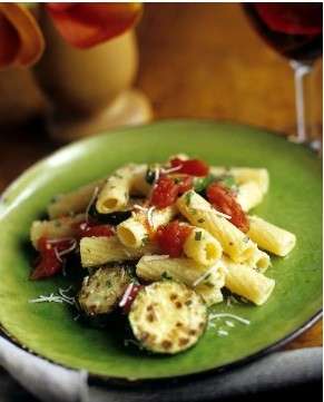 Pasta con zucchine e pomodori ricetta