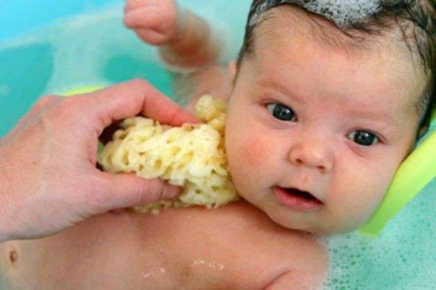 Come lavare l'ombelico del neonato
