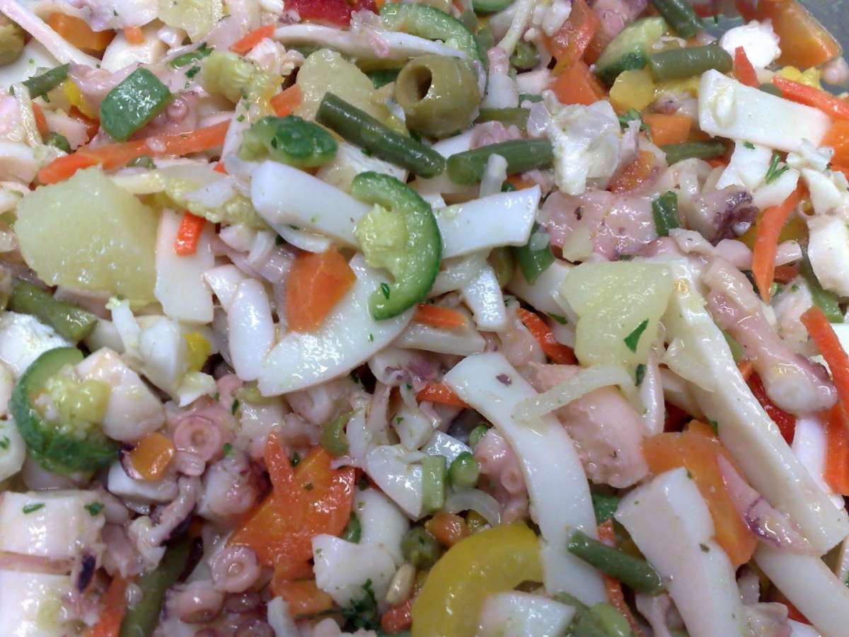 Insalata di mare con surimi