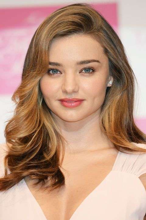 Miranda Kerr con riflessi caramello su capelli biondo scuro