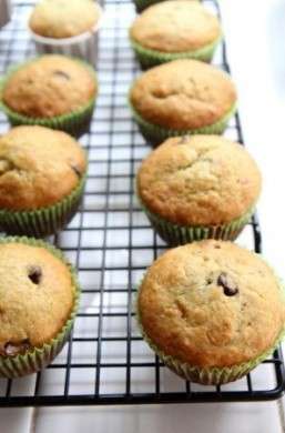 Muffin con banana e gocce di cioccolato golosi