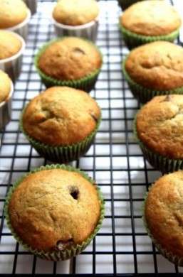 Muffin con banana e gocce di cioccolato pronti