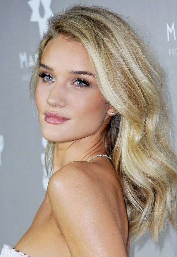 Rosie Huntington-Whiteley con riflessi miele tra i capelli