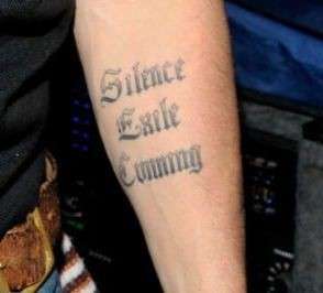 Tatuaggi: frasi sul braccio