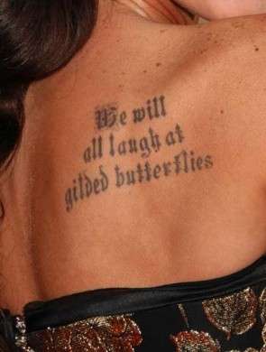 Tatuaggi: frasi sulla schiena