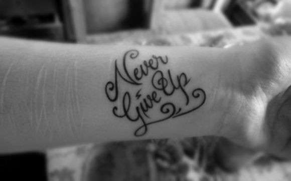 Tatuaggio Never give up