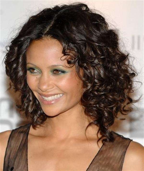 Capelli ricci con riga centrale