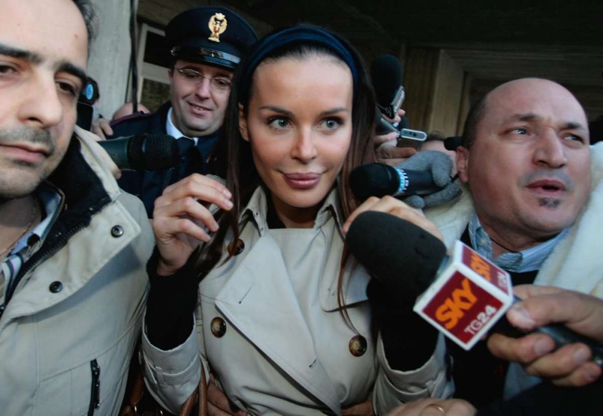 Nina Moric seguita dai paparazzi