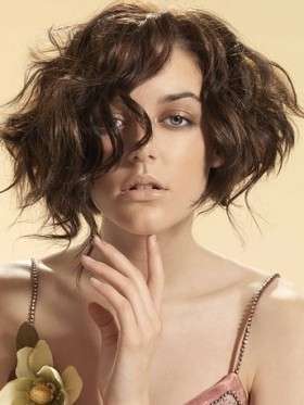 Bob haircut per capelli ricci