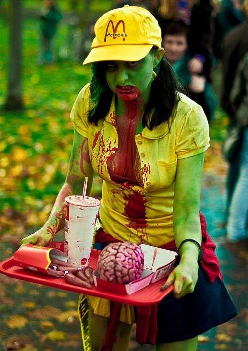 Cameriera del fastfood in versione zombie