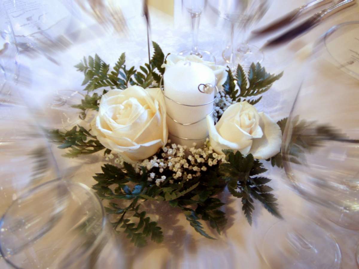 Centrotavola matrimonio con candele e rose