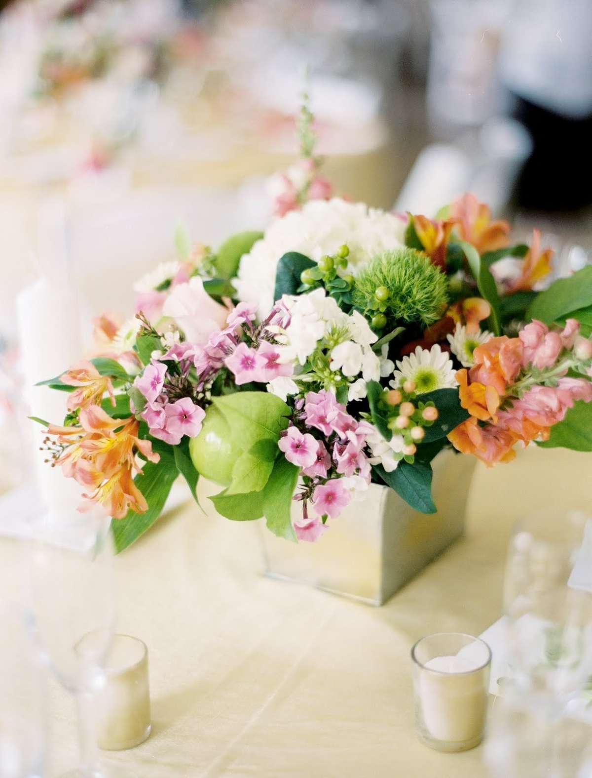 Centrotavola matrimonio con fiori colorati