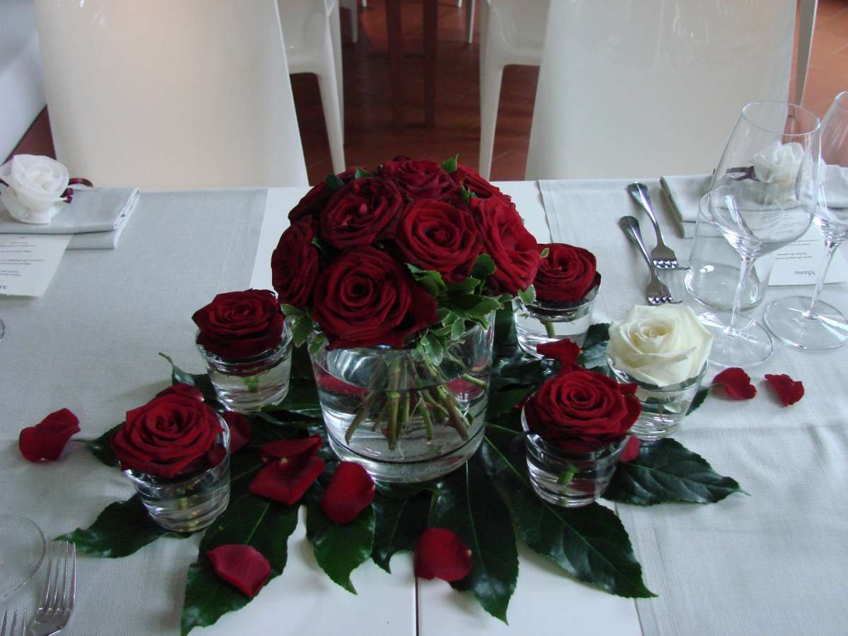 Decorazione con rose rosse