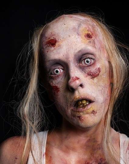 Donna zombie mostruosa