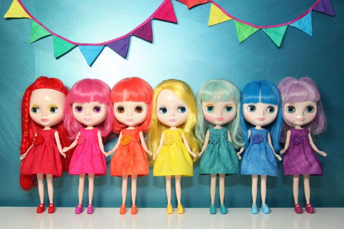 Abiti per bambole arcobaleno