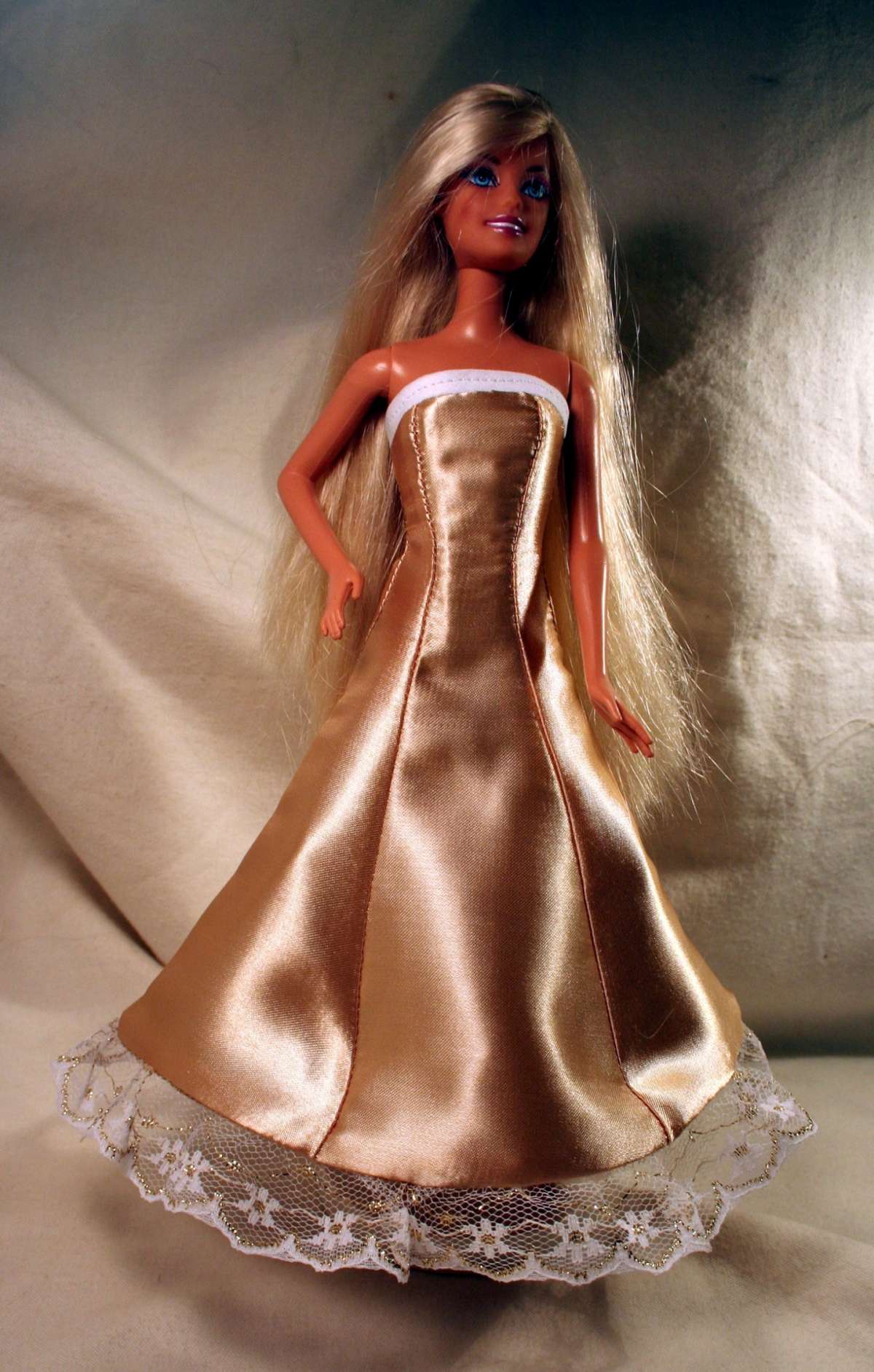 Abiti per bambole Barbie raso oro