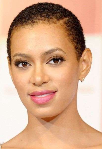 Solange con capelli rasati