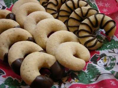 Vanillekipferl decorati con il cioccolato