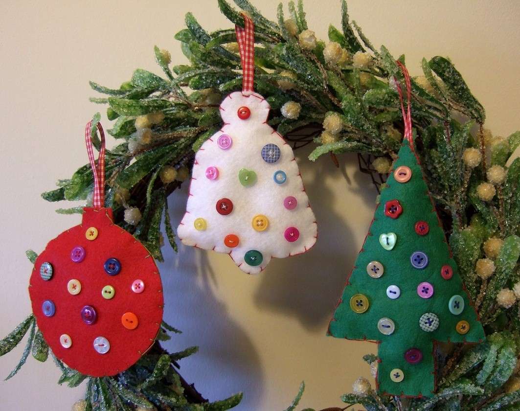 Addobbi di Natale in feltro colorati con bottoni