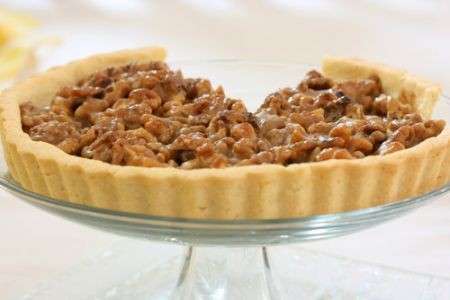 crostata alle noci su alzata