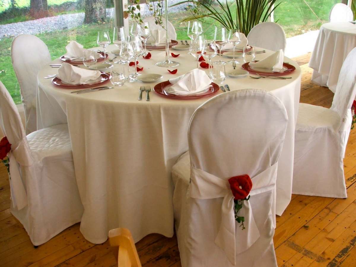 Decorazione per la tavola con dettagli rossi