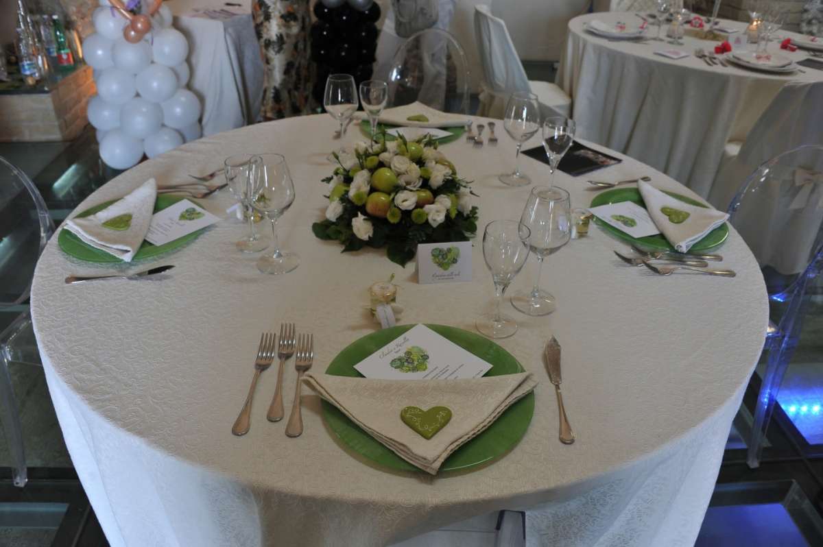 Decorazione per la tavola con dettagli verdi