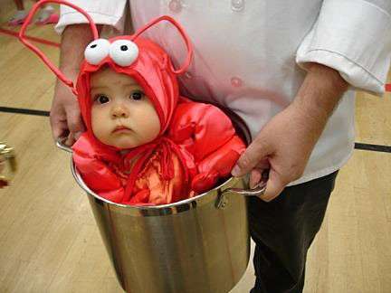 Bambino vestito da aragosta per Carnevale