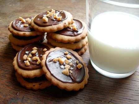 Biscotti con glassa al cioccolato: ottimi da regalare