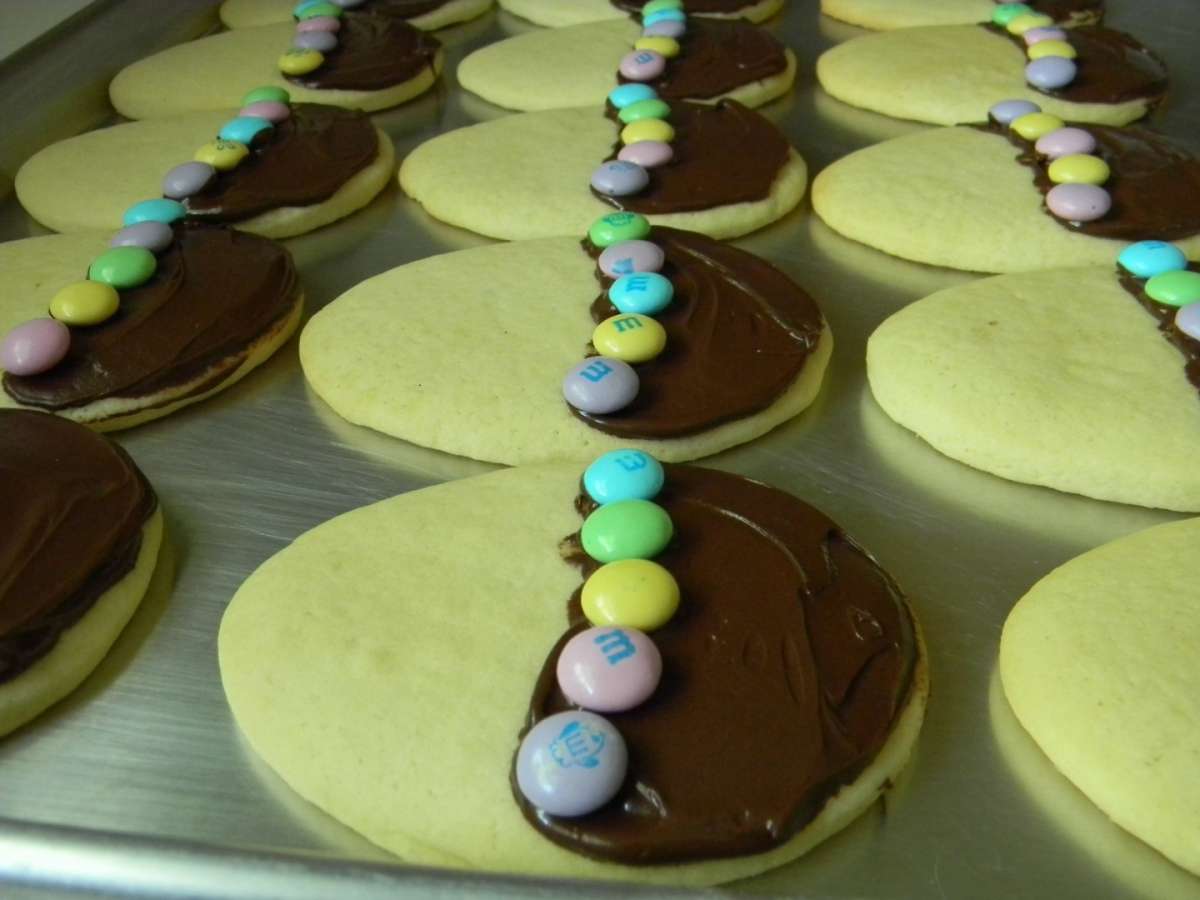 Biscotti con glassa al cioccolato, smarties e tè verde matcha