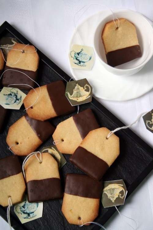 Biscotti con glassa al cioccolato a forma di bustine da tè