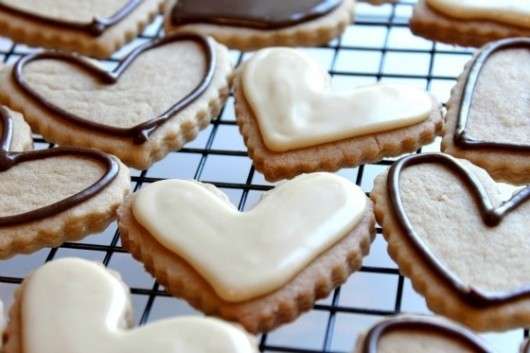 Biscotti con glassa al cioccolato a forma di cuoricini