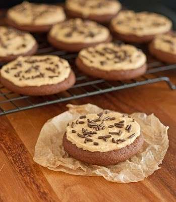 Biscotti con glassa al cioccolato bianco con codette