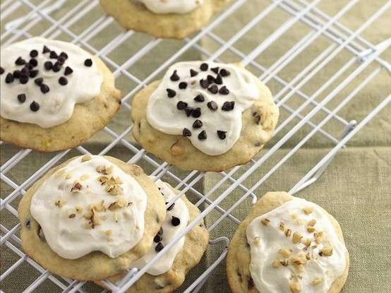 Biscotti con glassa al cioccolato bianco decorati