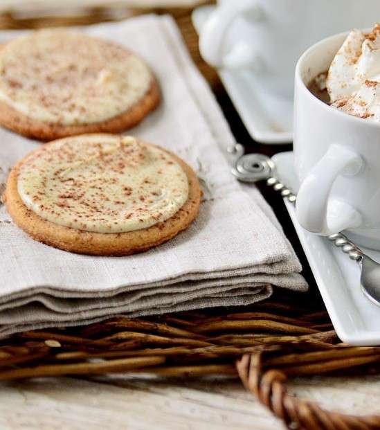 Biscotti con glassa al cioccolato bianco e cannella