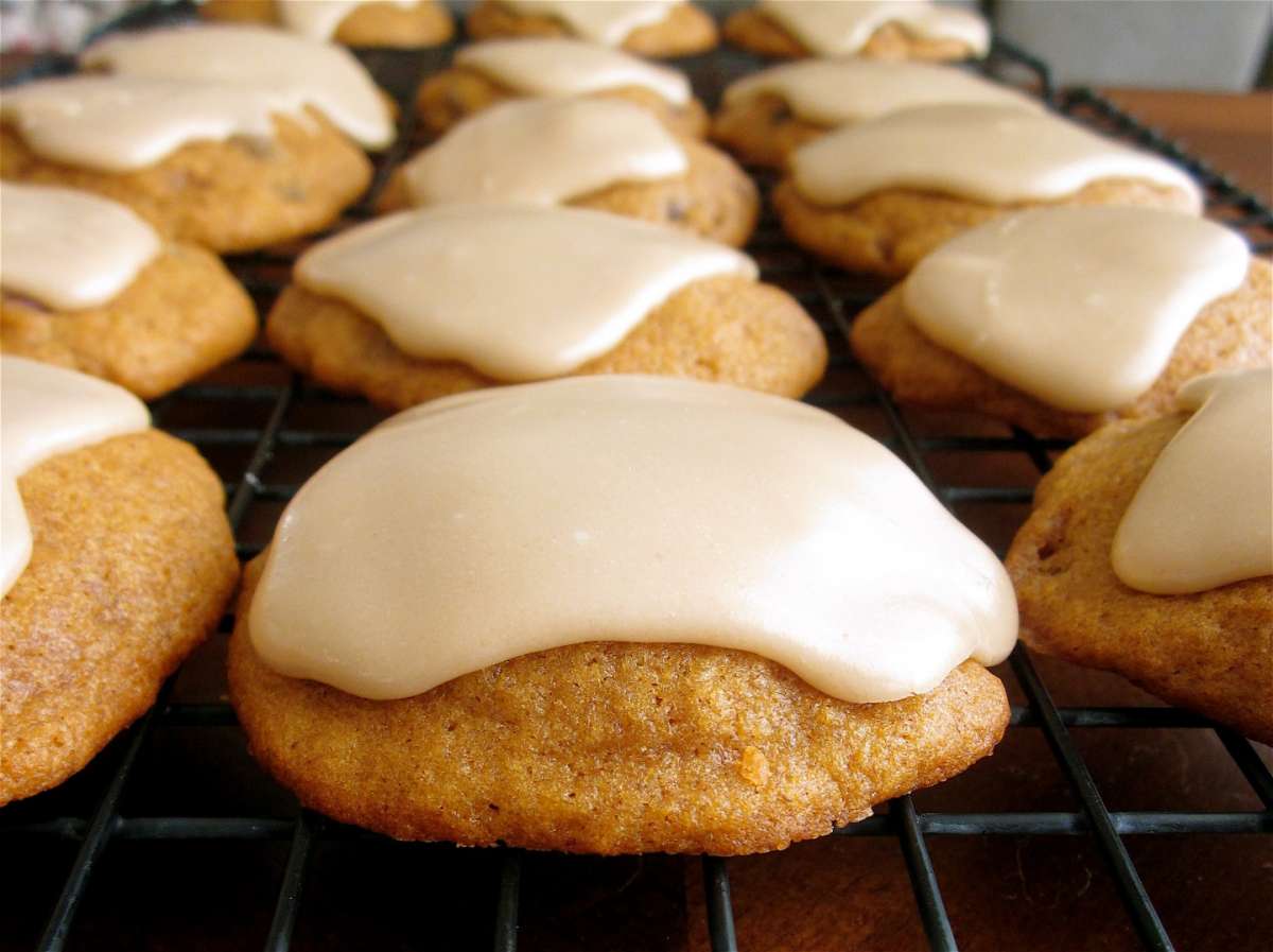 Biscotti con glassa al cioccolato bianco e vaniglia