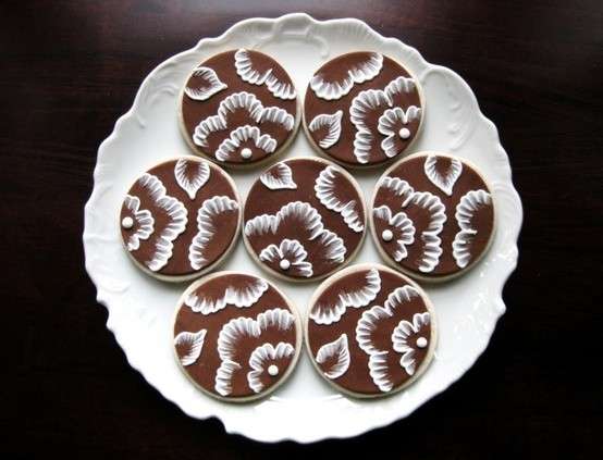 Biscotti con glassa al cioccolato con trama floreale