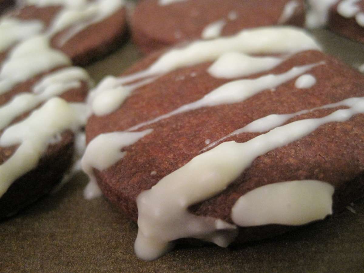 Biscotti con glassa al cioccolato da regalare alle amiche